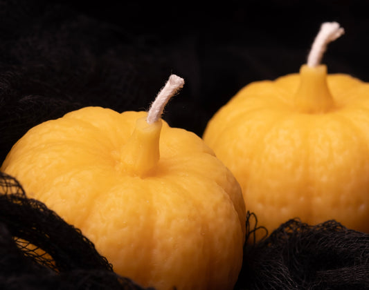 Mini / Small Beeswax Pumpkin Candle, Perfect for Autumn & Halloween Decor, Handmade from 100% beeswax sourced from small-scale London beekeepers, Perfect Winter gift, Candle centrepiece, Natural beeswax candle