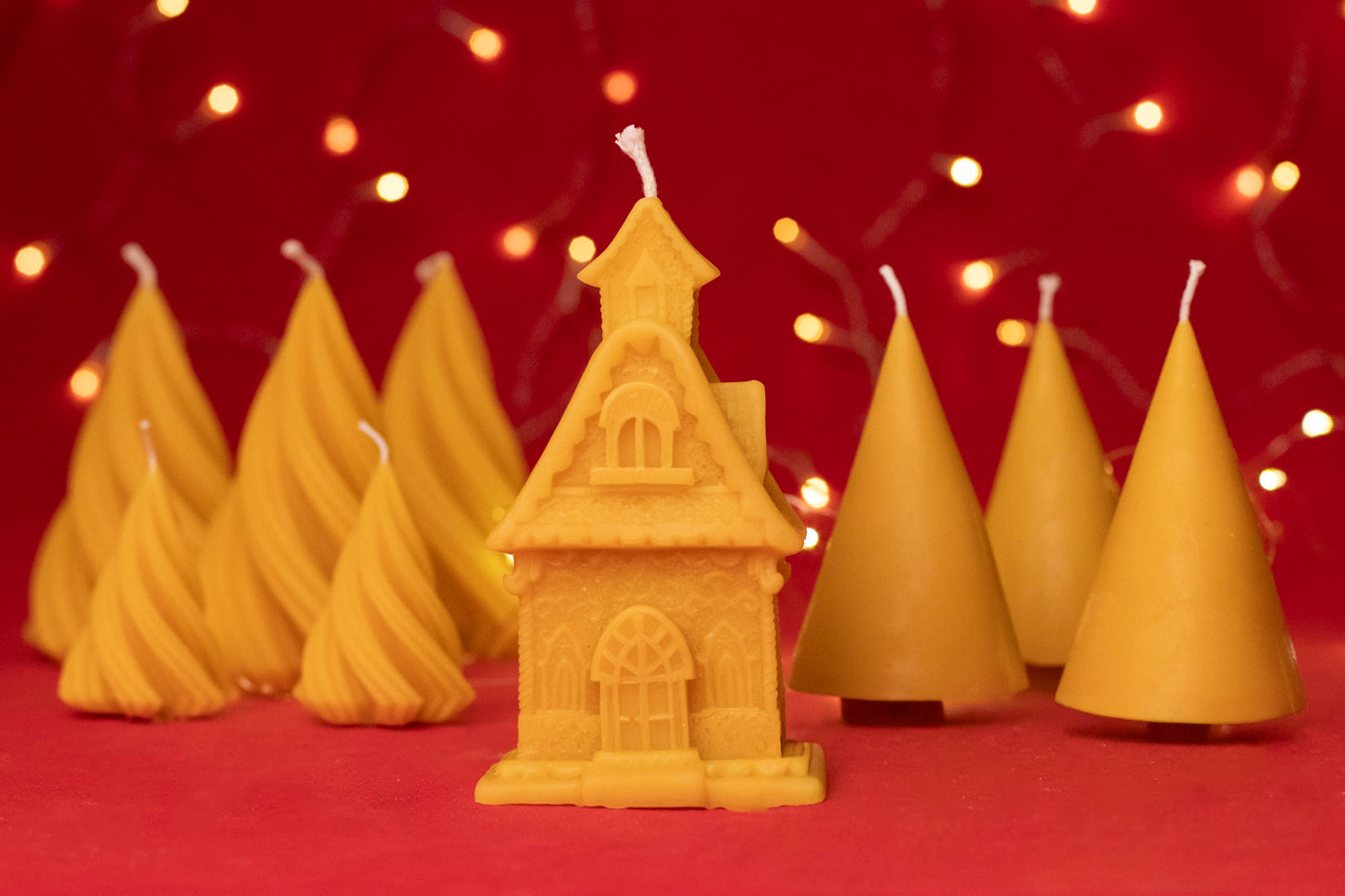 Pure Beeswax Christmas House Candle, Cottage Candle, Christmas Candle,  Handmade from 100% beeswax sourced from small-scale London beekeepers, Perfect Winter gift, Candle centrepiece, Natural beeswax candle, Festive Gingerbread House Candle