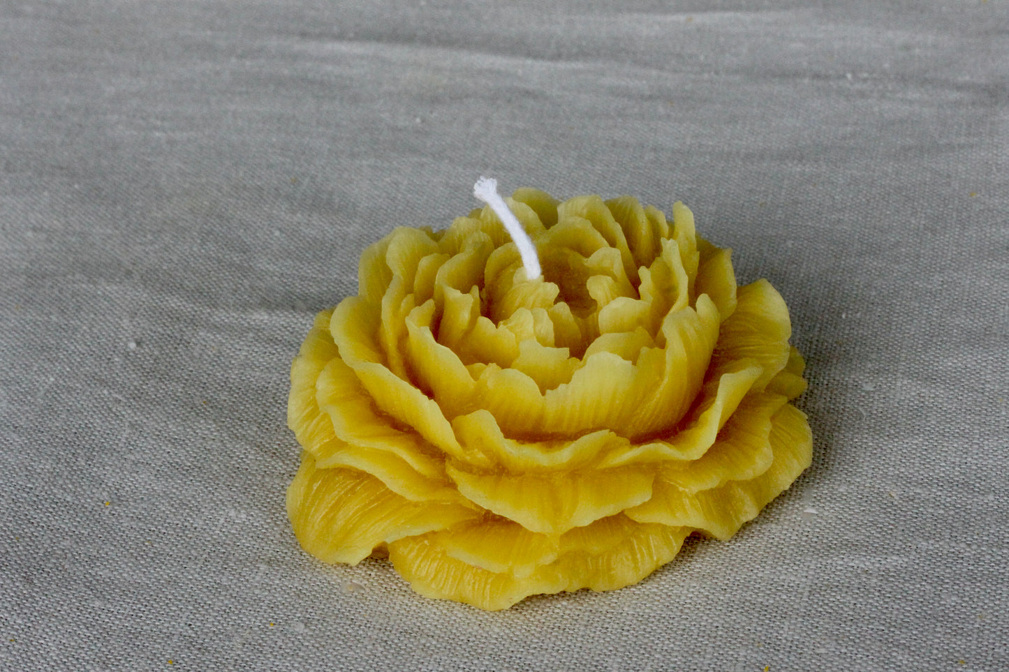 Eco-friendly beeswax peony candle gifts, Eco party favours, Beeswax sourced from small-scale London beekeepers, Bee friendly candle gifts