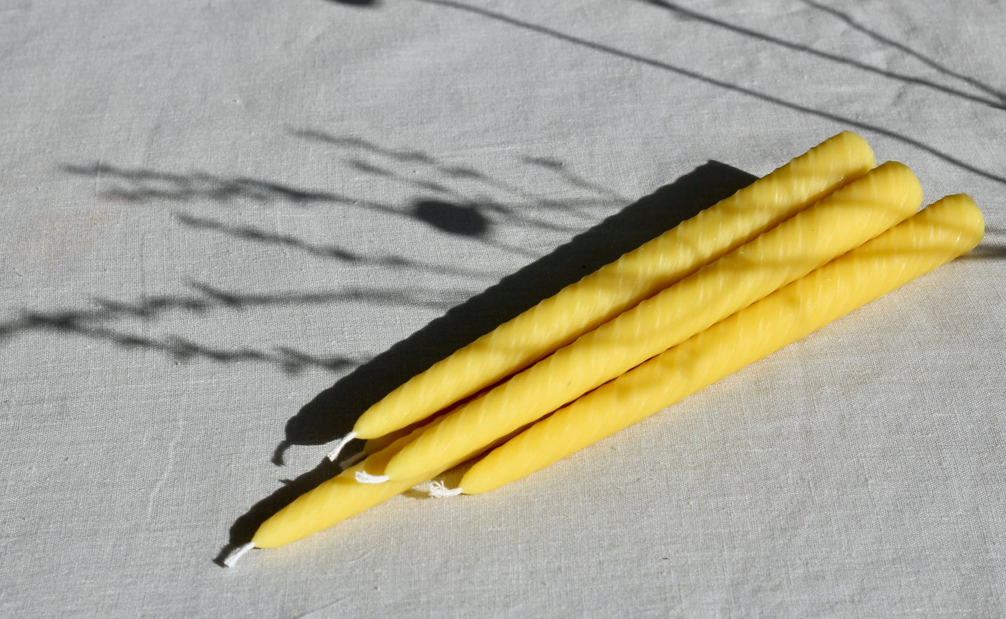 Pure beeswax long burning dinner candle, Non-drip spiral taper, Sustainable wedding candle, Naturally fragrant, Candles made from 100% pure beeswax sourced from small-scale London beekeepers