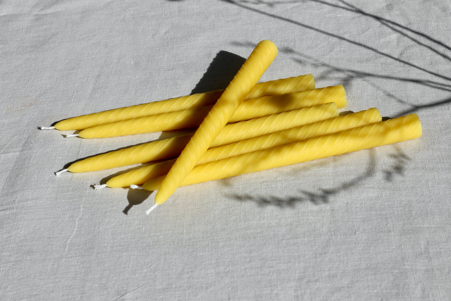 Pure beeswax long burning dinner candle, Non-drip spiral taper, Sustainable wedding candle, Naturally fragrant, Candles made from 100% pure beeswax sourced from small-scale London beekeepers