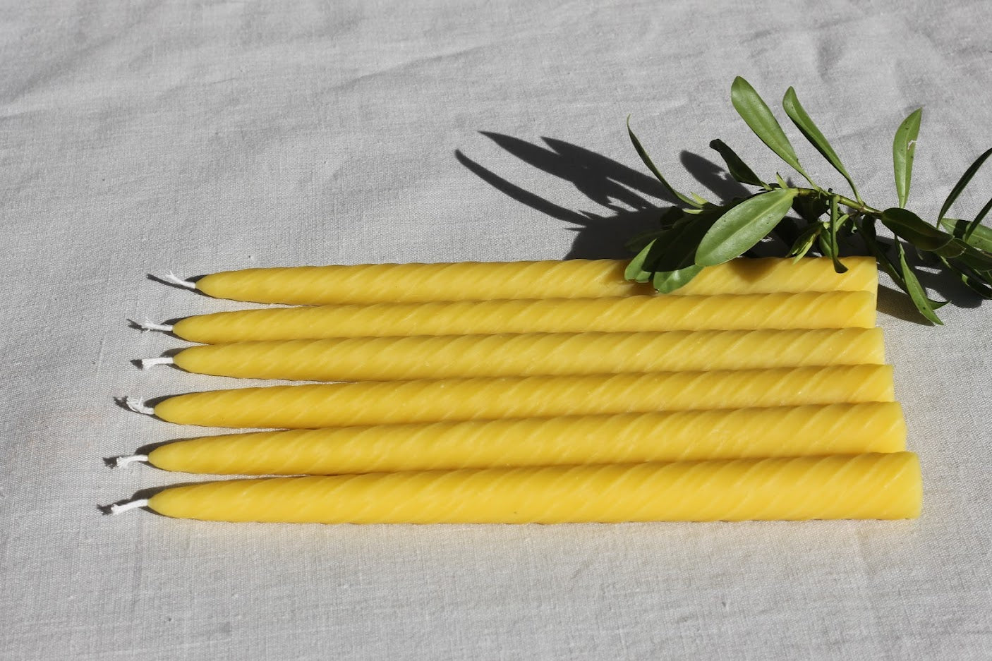 Pure beeswax long burning dinner candle, Non-drip spiral taper, Sustainable wedding candle, Naturally fragrant, Candles made from 100% pure beeswax sourced from small-scale London beekeepers