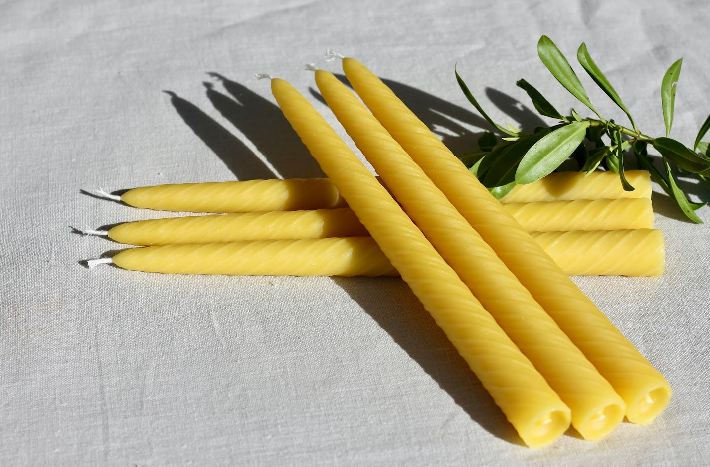 Pure beeswax long burning dinner candle, Non-drip spiral taper, Sustainable wedding candle, Naturally fragrant, Candles made from 100% pure beeswax sourced from small-scale London beekeepers