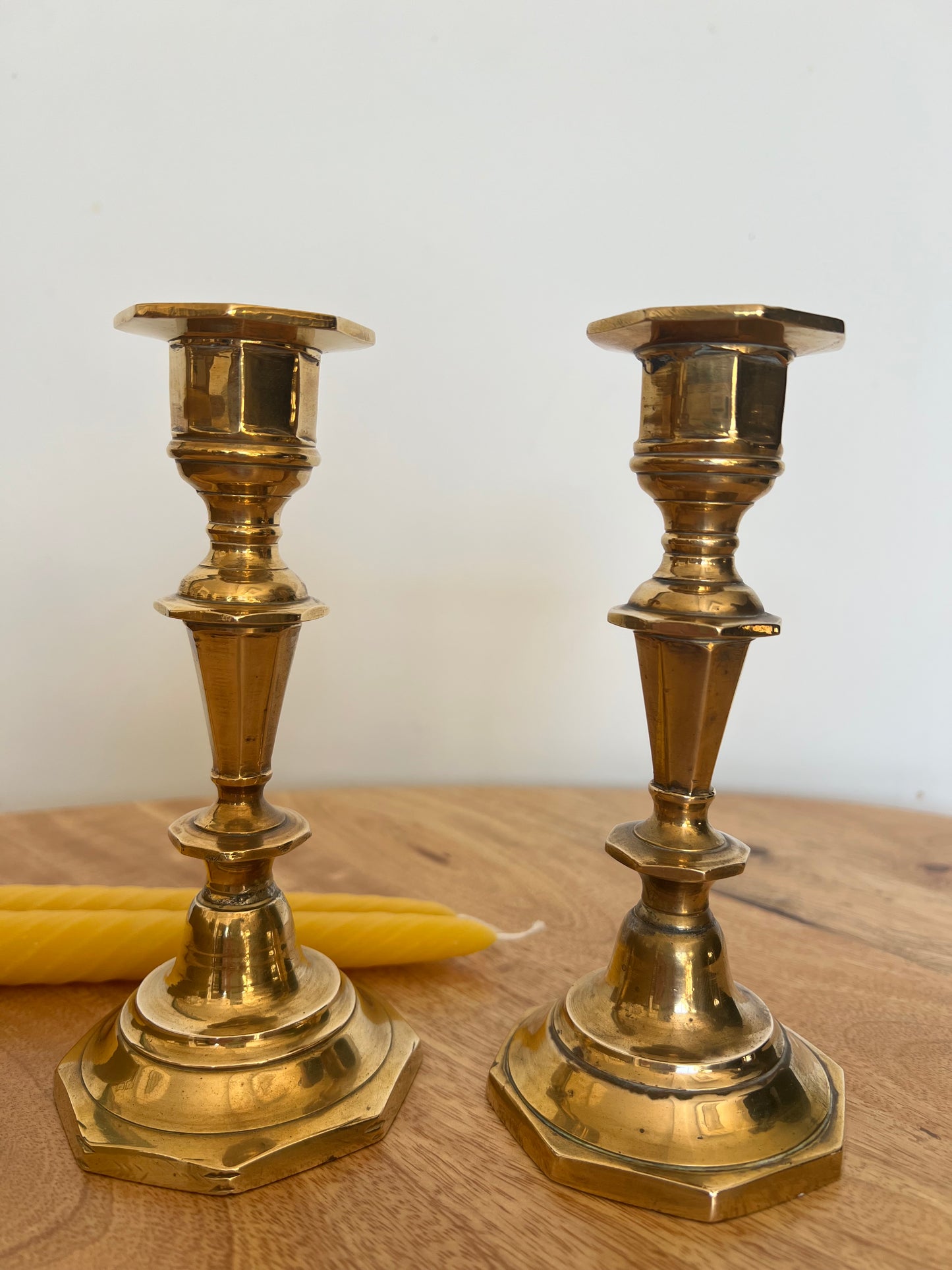 Vintage Solid Brass Candlestick Holders Gift Set – Pair with Hexagonal Base & 2 Hand-Poured Slow-Burning London Beeswax Dinner Candles – Luxury Home Decor- Unique wedding gift