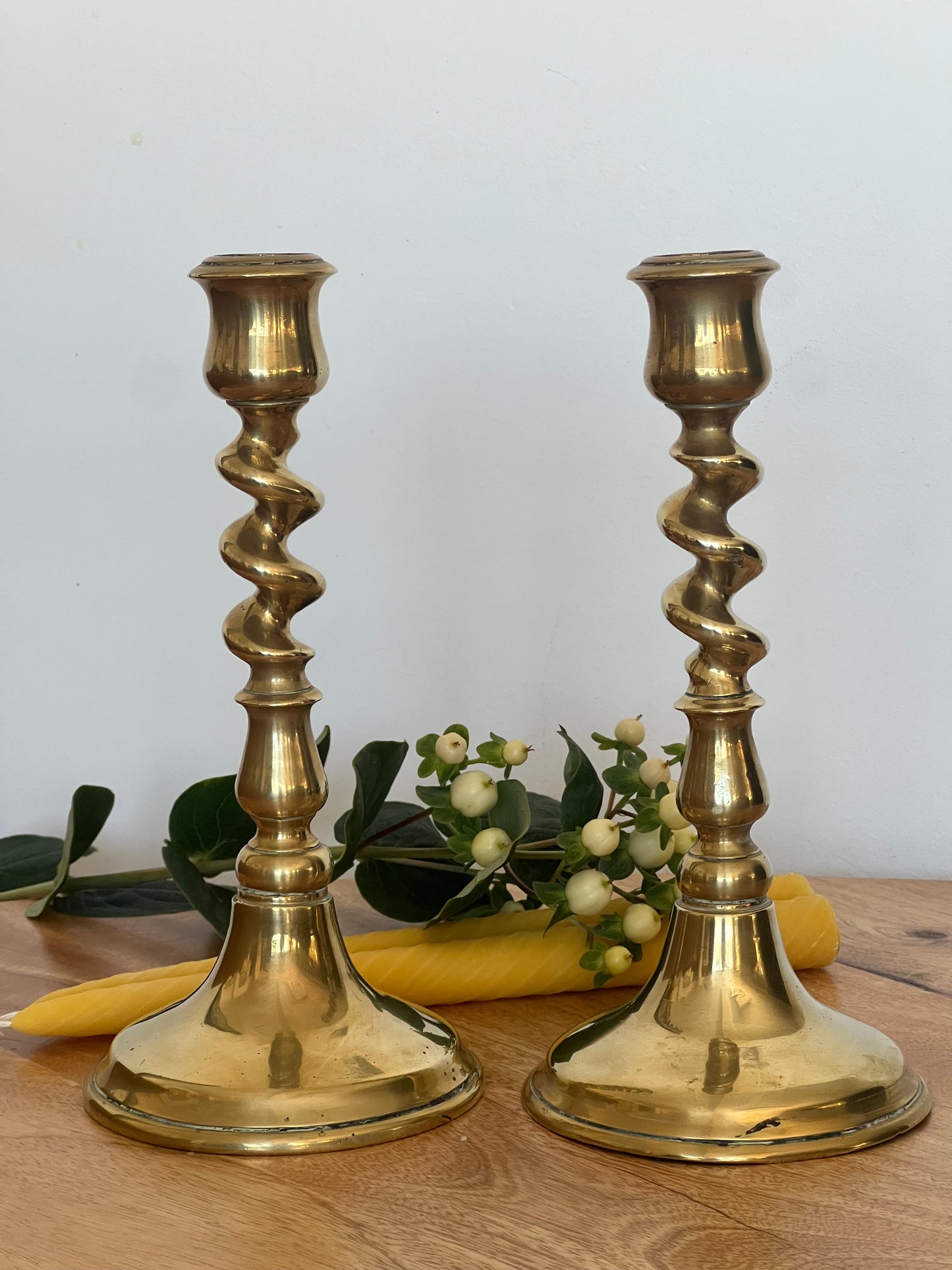 Charming pair of antique brass twist candlesticks with 2 pure London beeswax slow burning lightly spiralled dinner candles. Unique candle gift set. Perfect Christmas gift