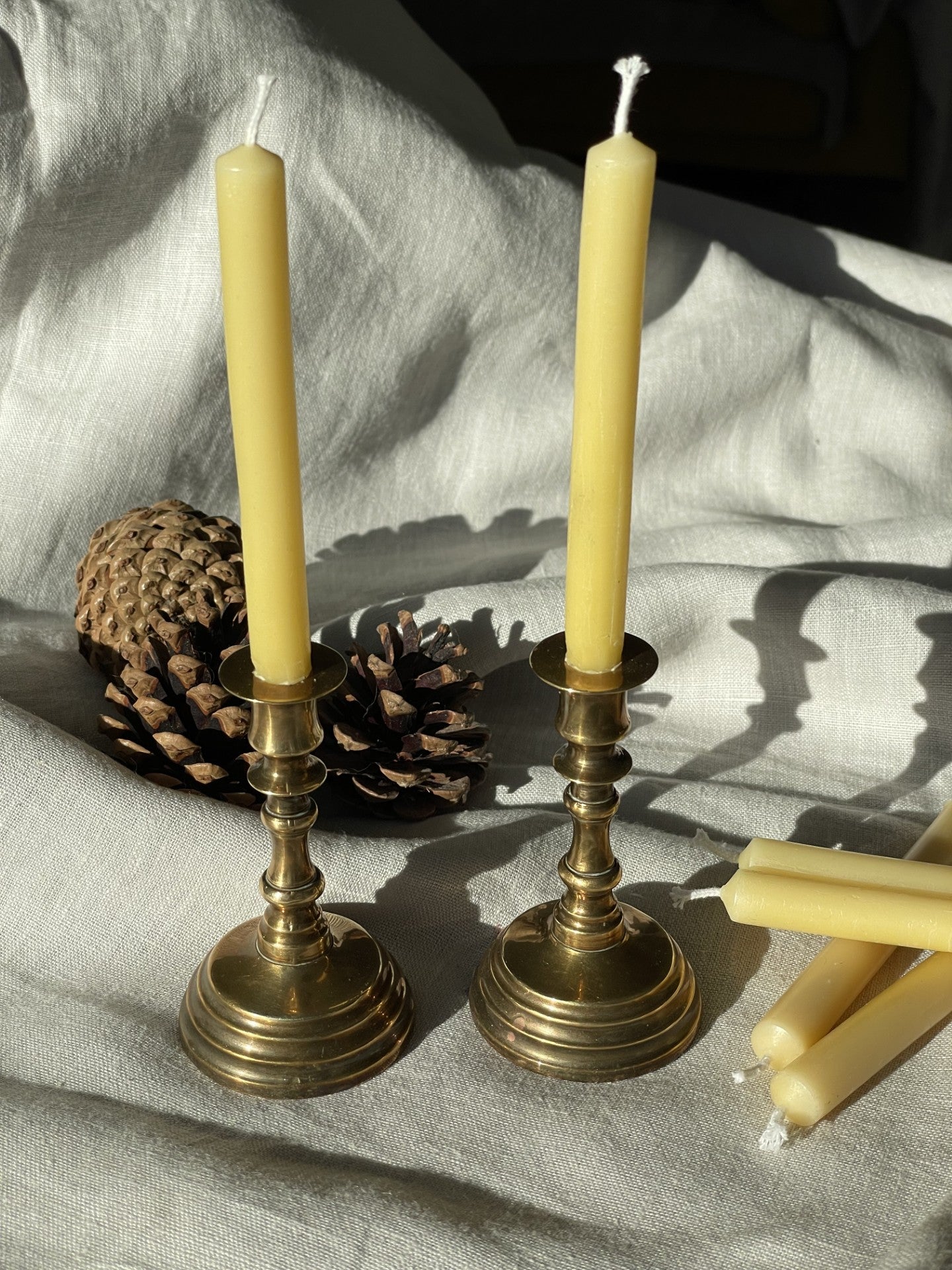 A beautiful pair of vintage brass small (9cm) candlestick holders with 6 matching pure beeswax dinner candle gift set, Vintage brass decor, Thin beeswax taper candles, Hygge
