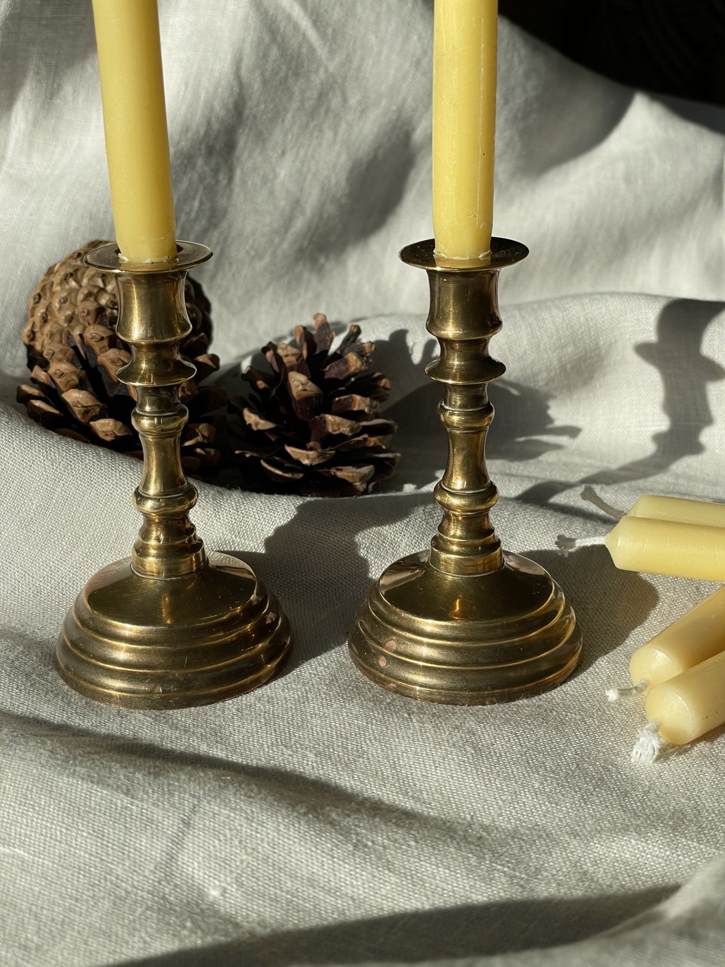 A beautiful pair of vintage brass small (9cm) candlestick holders with 6 matching pure beeswax dinner candle gift set, Vintage brass decor, Thin beeswax taper candles, Hygge