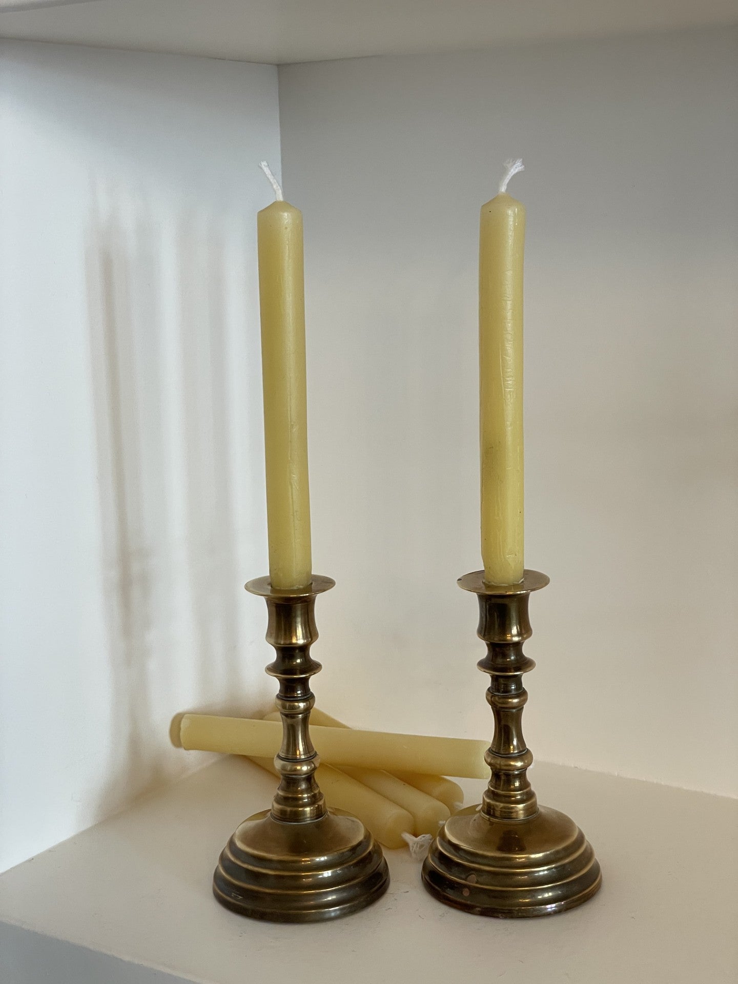 A beautiful pair of vintage brass small (9cm) candlestick holders with 6 matching pure beeswax dinner candle gift set, Vintage brass decor, Thin beeswax taper candles, Hygge