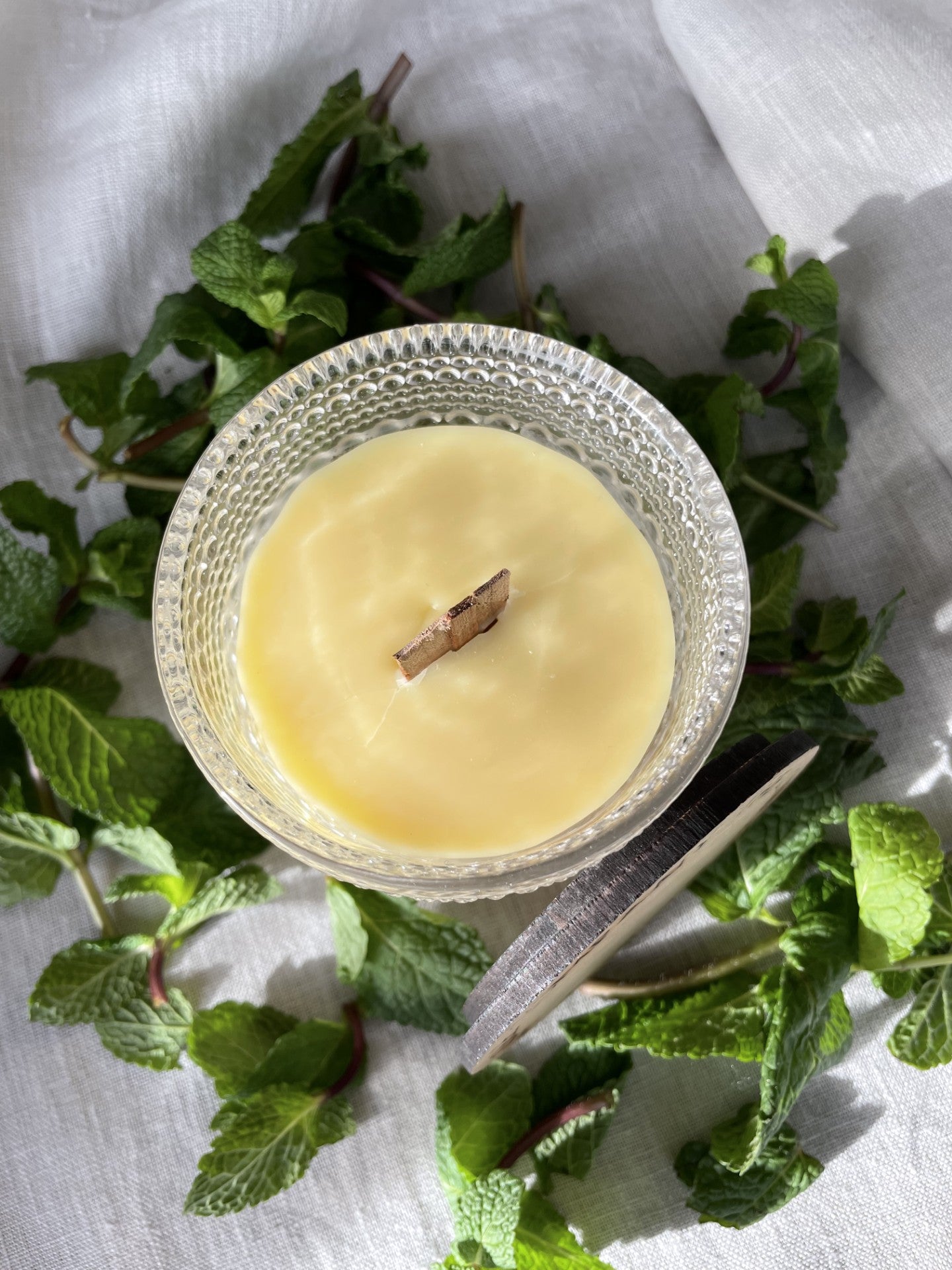 NEW Evergreen Renewal, The London Beeswax Focus Candle, Organically scented peppermint, eucalyptus and frankincense wood wick candle with oak lid, Non-toxic scented candle, Slow burning, Personalised gift box, Made from natural, organic ingredients