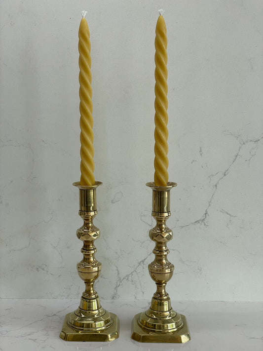 Beautiful pair of antique Victorian solid brass 8 inch candlesticks with matching 4 hand poured beeswax spiral dinner candles. Antique brass décor. Beeswax candle gift set.