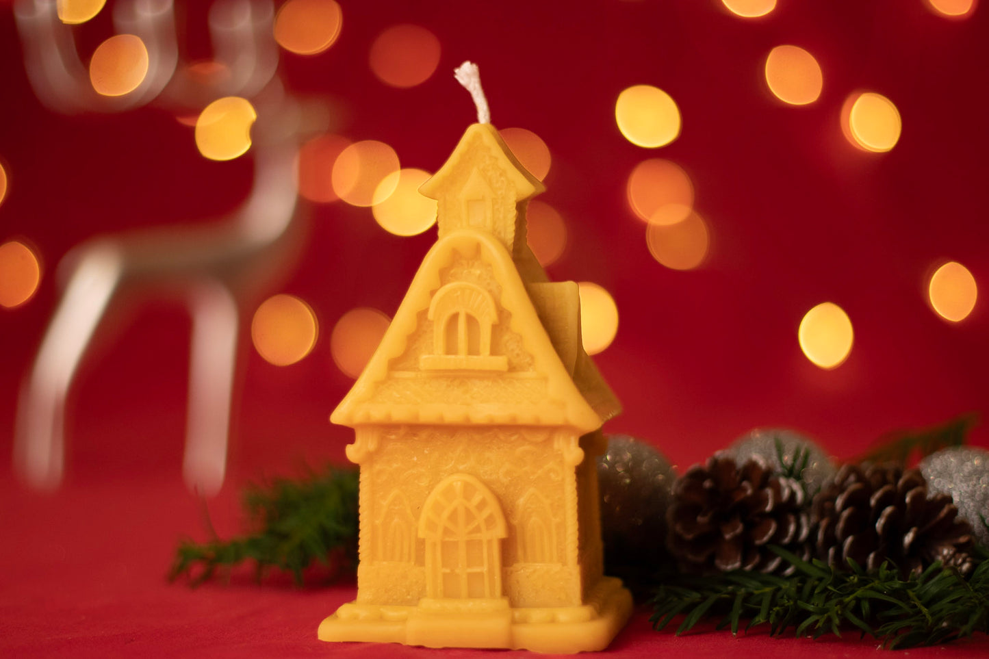 Pure Beeswax Christmas House Candle, Cottage Candle, Christmas Candle,  Handmade from 100% beeswax sourced from small-scale London beekeepers, Perfect Winter gift, Candle centrepiece, Natural beeswax candle, Festive Gingerbread House Candle