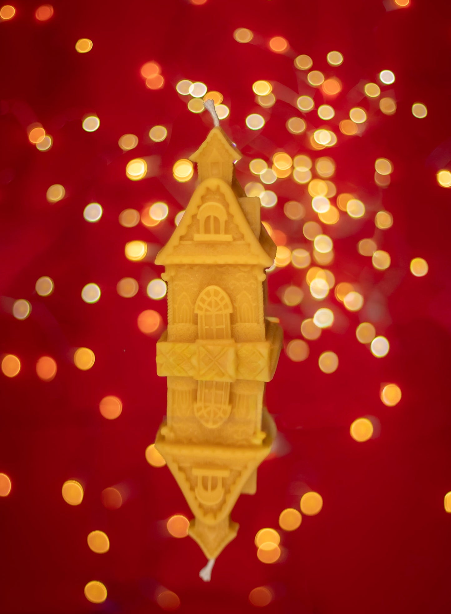 Pure Beeswax Christmas House Candle, Cottage Candle, Christmas Candle,  Handmade from 100% beeswax sourced from small-scale London beekeepers, Perfect Winter gift, Candle centrepiece, Natural beeswax candle, Festive Gingerbread House Candle