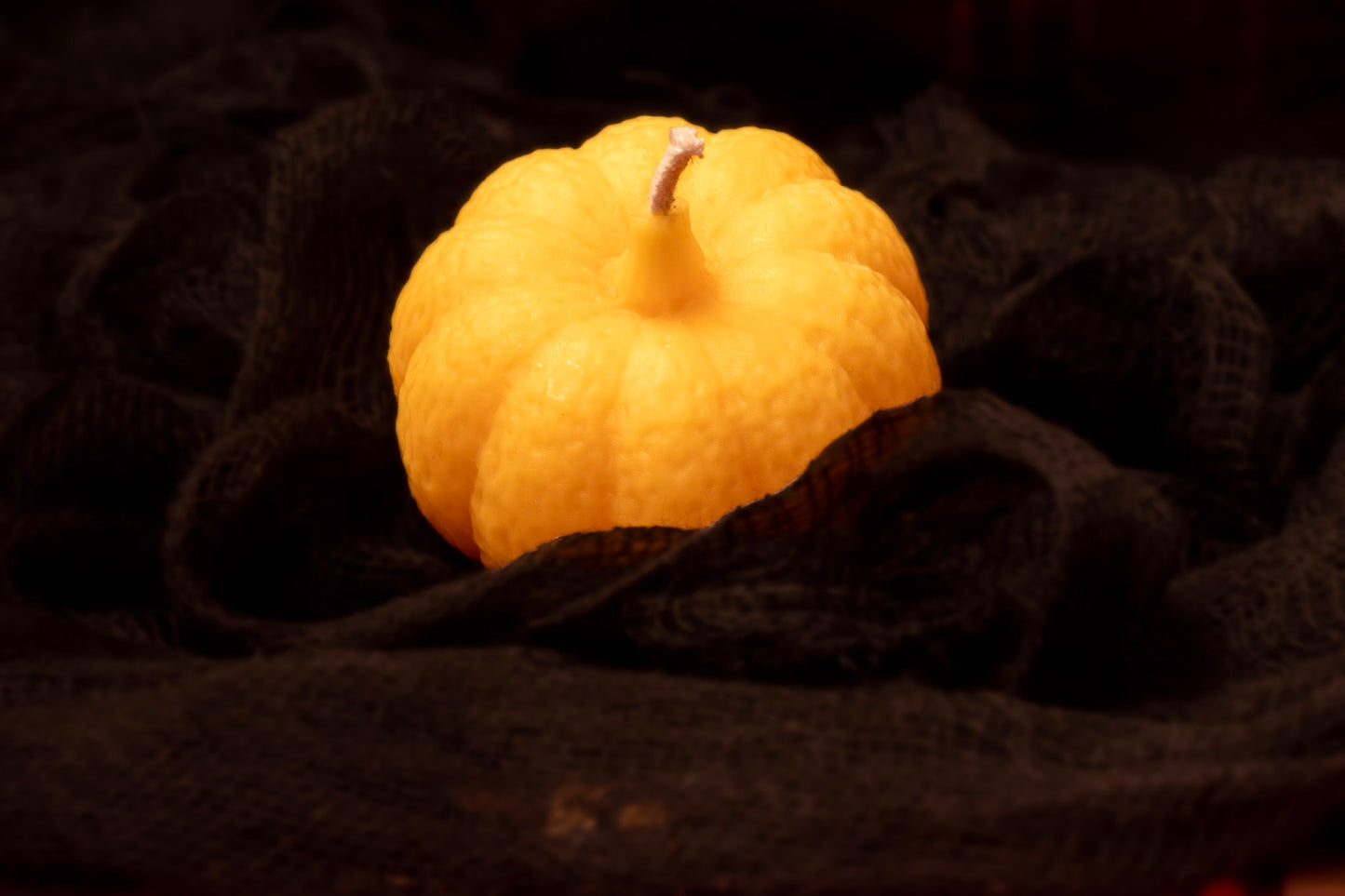 Mini / Small Beeswax Pumpkin Candle, Perfect for Autumn & Halloween Decor, Handmade from 100% beeswax sourced from small-scale London beekeepers, Perfect Winter gift, Candle centrepiece, Natural beeswax candle
