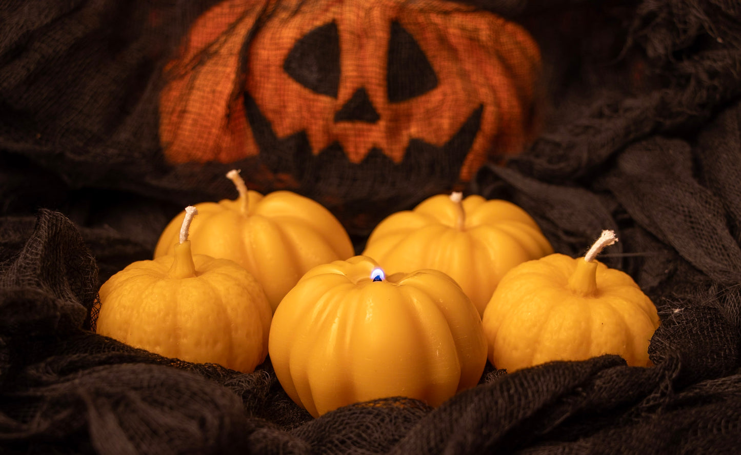 Mini / Small Beeswax Pumpkin Candle, Perfect for Autumn & Halloween Decor, Handmade from 100% beeswax sourced from small-scale London beekeepers, Perfect Winter gift, Candle centrepiece, Natural beeswax candle