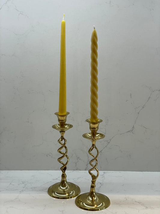 Charming barley twist candlesticks with 4 pure London beeswax dinner candles. Vintage gold tone brass mixed pair of candlesticks. Unique candle gift set. Candle light